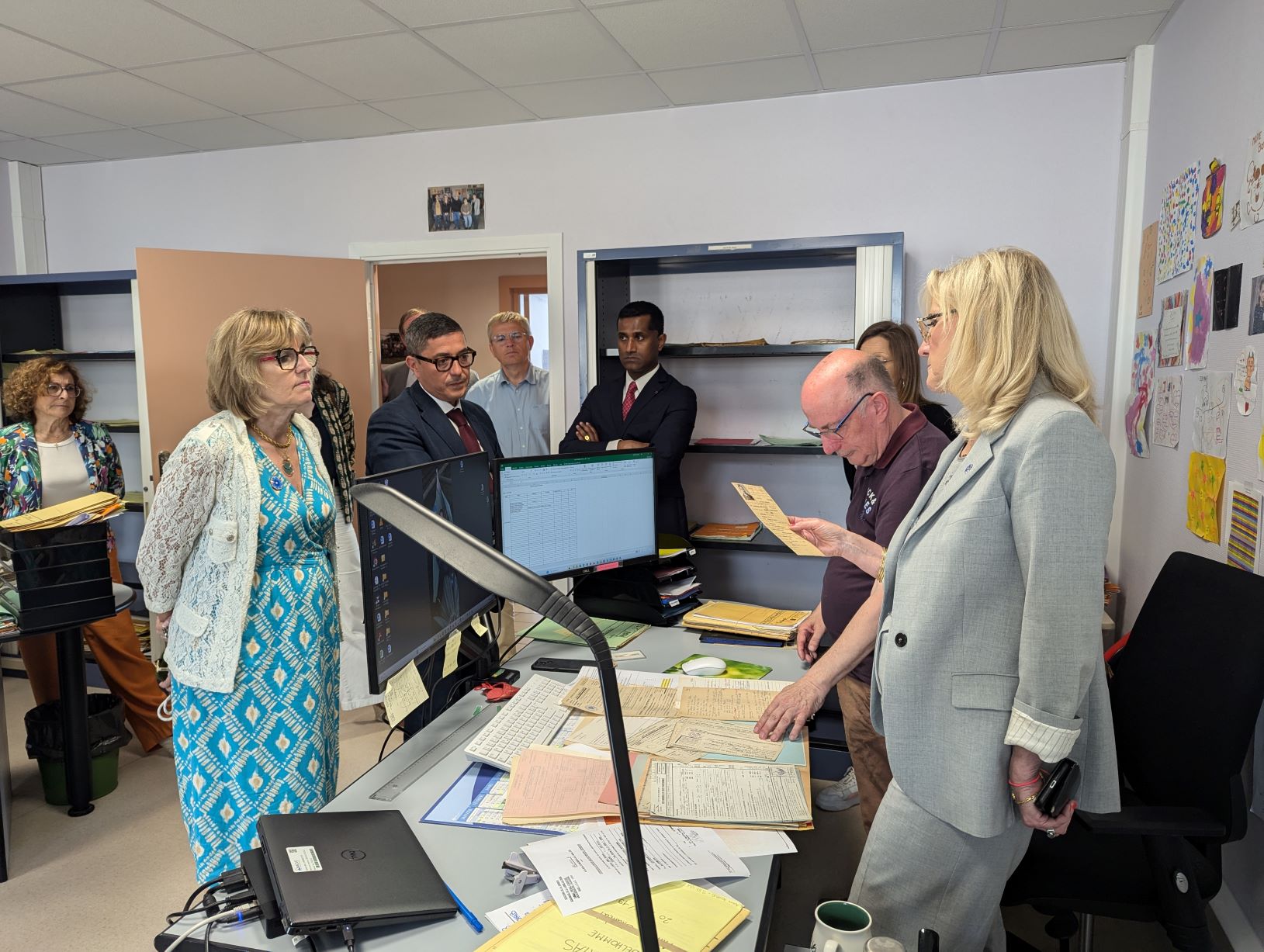 Françoise Dumas et Marie-Christine Verdier-Jouclas s'entretiennent avec les agents du département reconnaissance et réparation de l’ONaCVG de Caen @ Roxane L. / CNIH