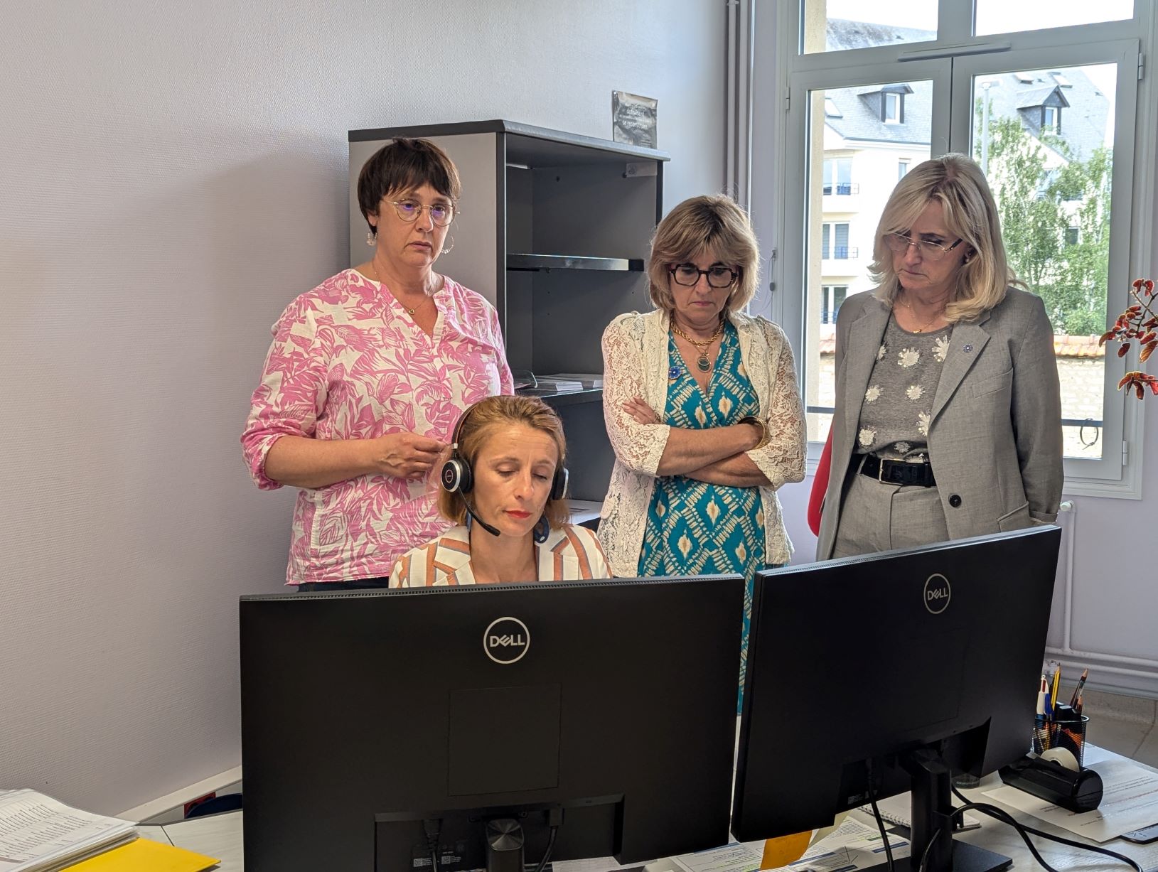 Françoise Dumas et Marie-Christine Verdier-Jouclas s'entretiennent avec les agents du département reconnaissance et réparation de l’ONaCVG de Caen @ Roxane L. / CNIH