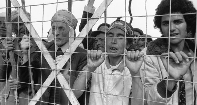 Des harkis manifestent devant le camp de harkis de Saint-Maurice l'Ardoise, dans le Gard, pour attirer l'attention de l'opinion publique sur les conditions des Harkis, le 2 juin 1975. ©AFP