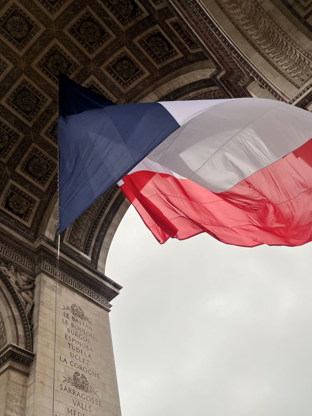 Le drapeau français flotte sous l'arc de triomphe pour la journée d'hommage national aux Harkis