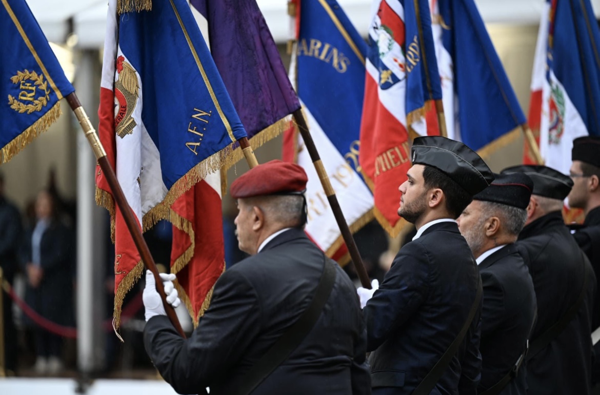 Des porte-drapeaux d'associations d'anciens combattants et de Harkis dans la cour d’honneur des Invalides pour la journée d'hommage national aux Harkis