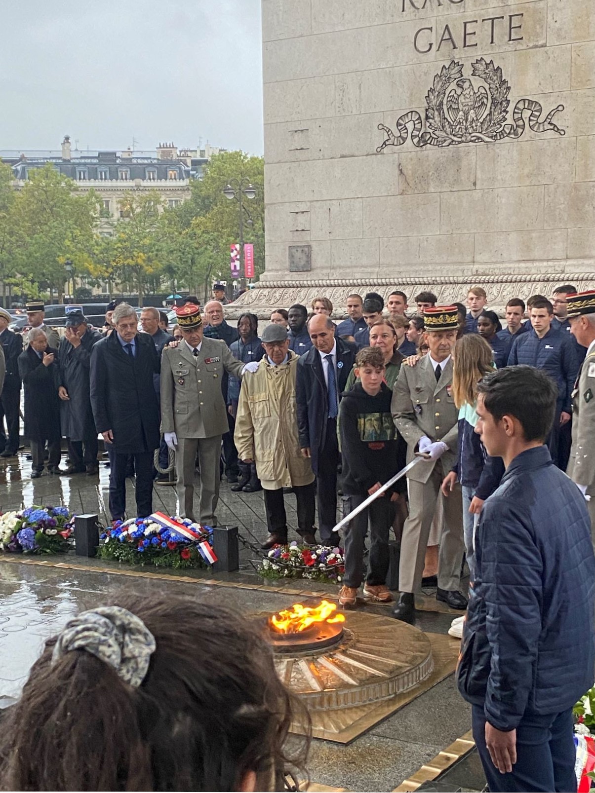 Ravivage de la Flamme du Soldat inconnu lors de la cérémonie sous l'arc de triomphe pour la journée d'hommage national aux Harkis