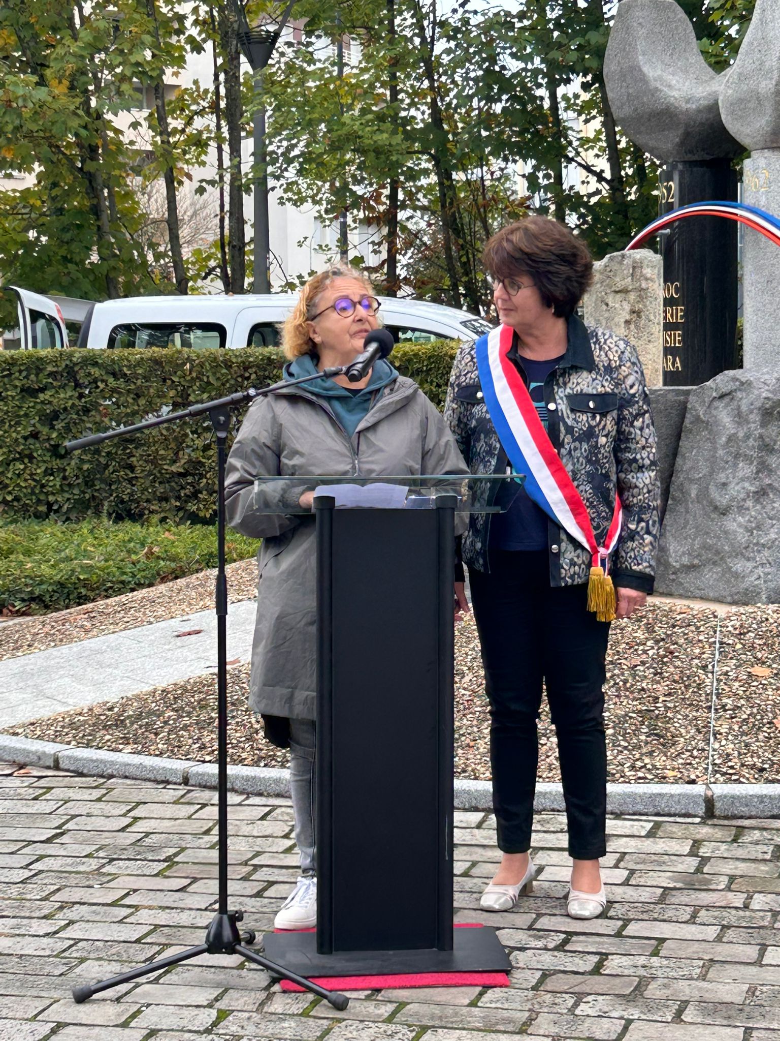 Nadia Viviani lit un poème de sa fille Nora à Bourges. À ses côtés, Marie-Pierre Richer, sénatrice, membe de la Commission nationale indépendante Harkis (CNIH) @Auteur inconnu/CNIH