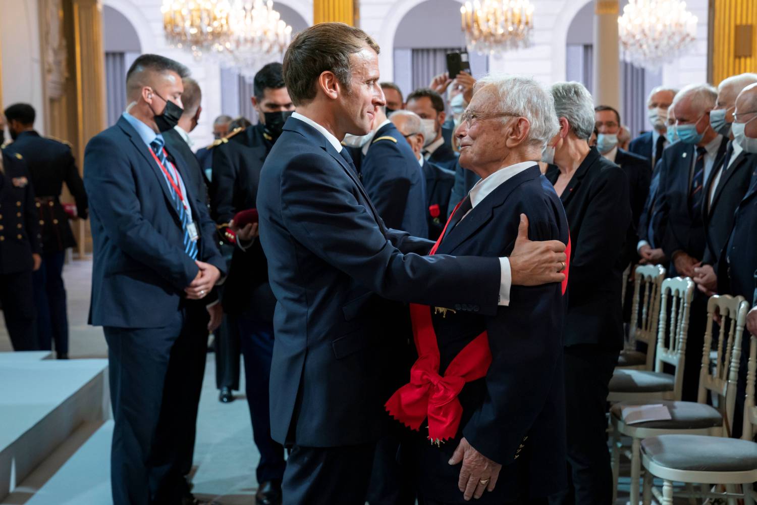 Vue du Président de la République Emmanuel Macron élevant le Général François Meyer à la dignité de Grand'croix de l'Ordre national du mérite, devant une représentation de la communauté Harkie.