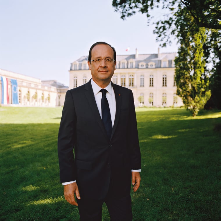 Vue officielle du Président de la République François Hollande dans les jardins de l'Elysée que l'on aperçoit en arrière-plan.
