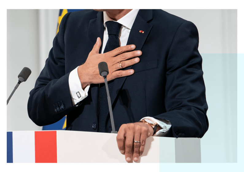 Vue du buste du Président de la République, Emmanuel Macron, la main sur le cœur, demandant pardon aux Harkis au nom de la République le 20 septembre 2021 à Paris.