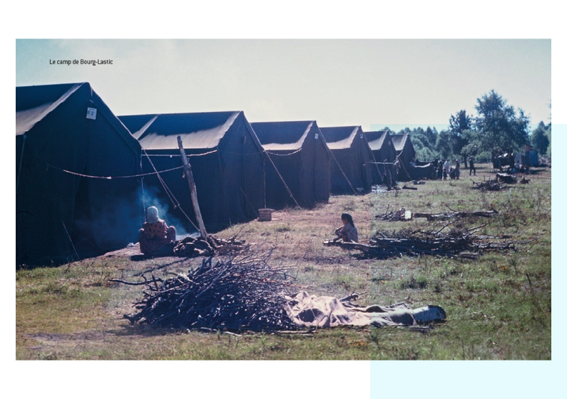 Vue sur les tentes militaires du camp d’accueil des Harkis à Bourg-Lastic