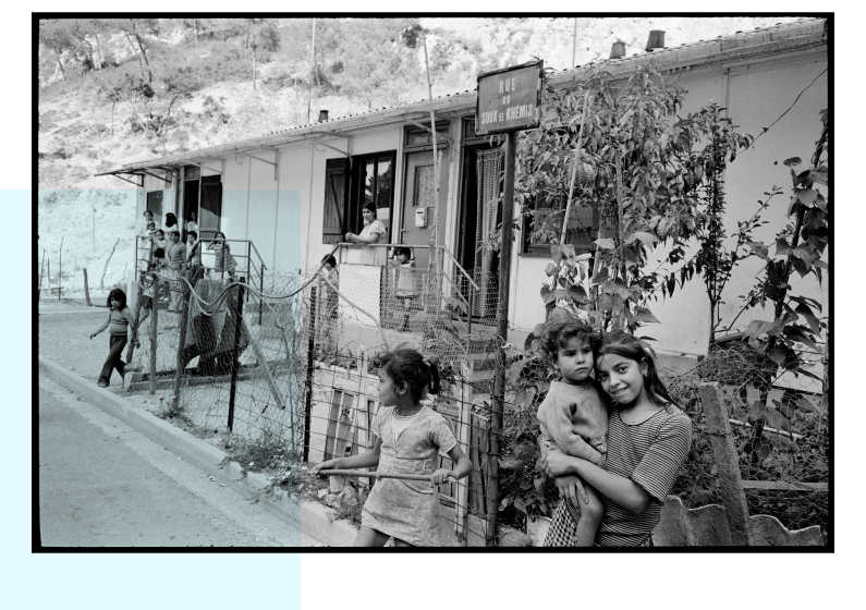 Vue sur des enfants de Harkis jouant dans une rue et devant des maisons à Cucuron : Camp de Harkis (Vaucluse)