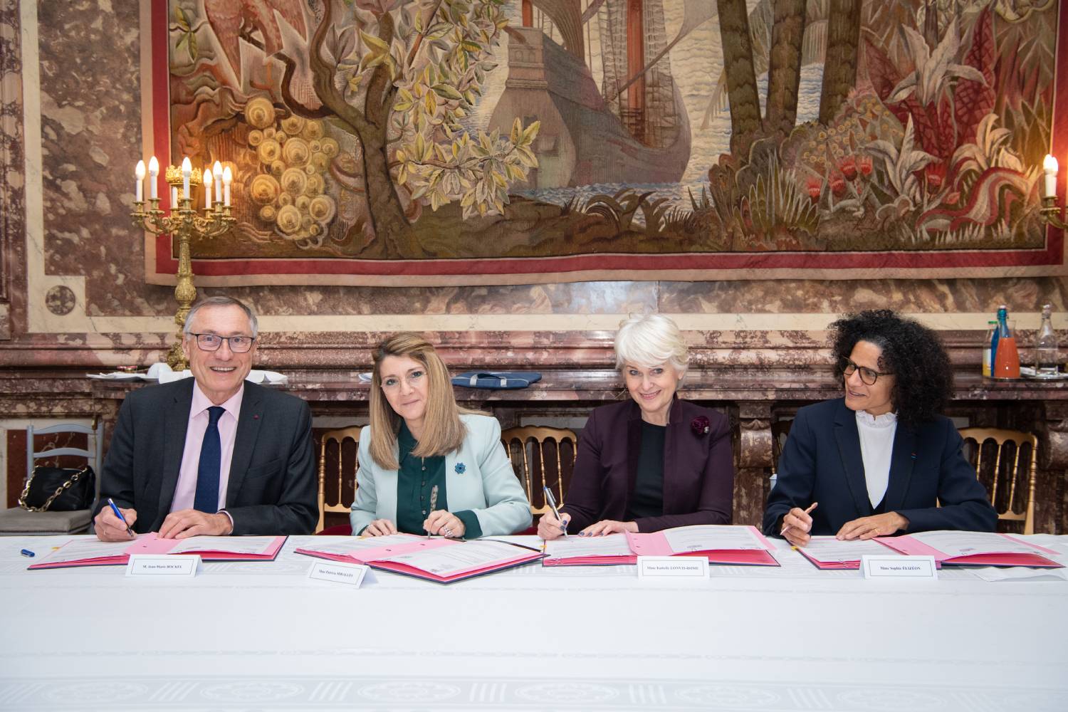 Signature d’un protocole d’accord contre les manifestations de haine envers les Harkis à l'Hôtel de Cassini, à Paris, le 22 février 2023