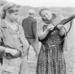 Entraînement au tir des harkettes du groupe d’autodéfense féminin de Catinat 1960