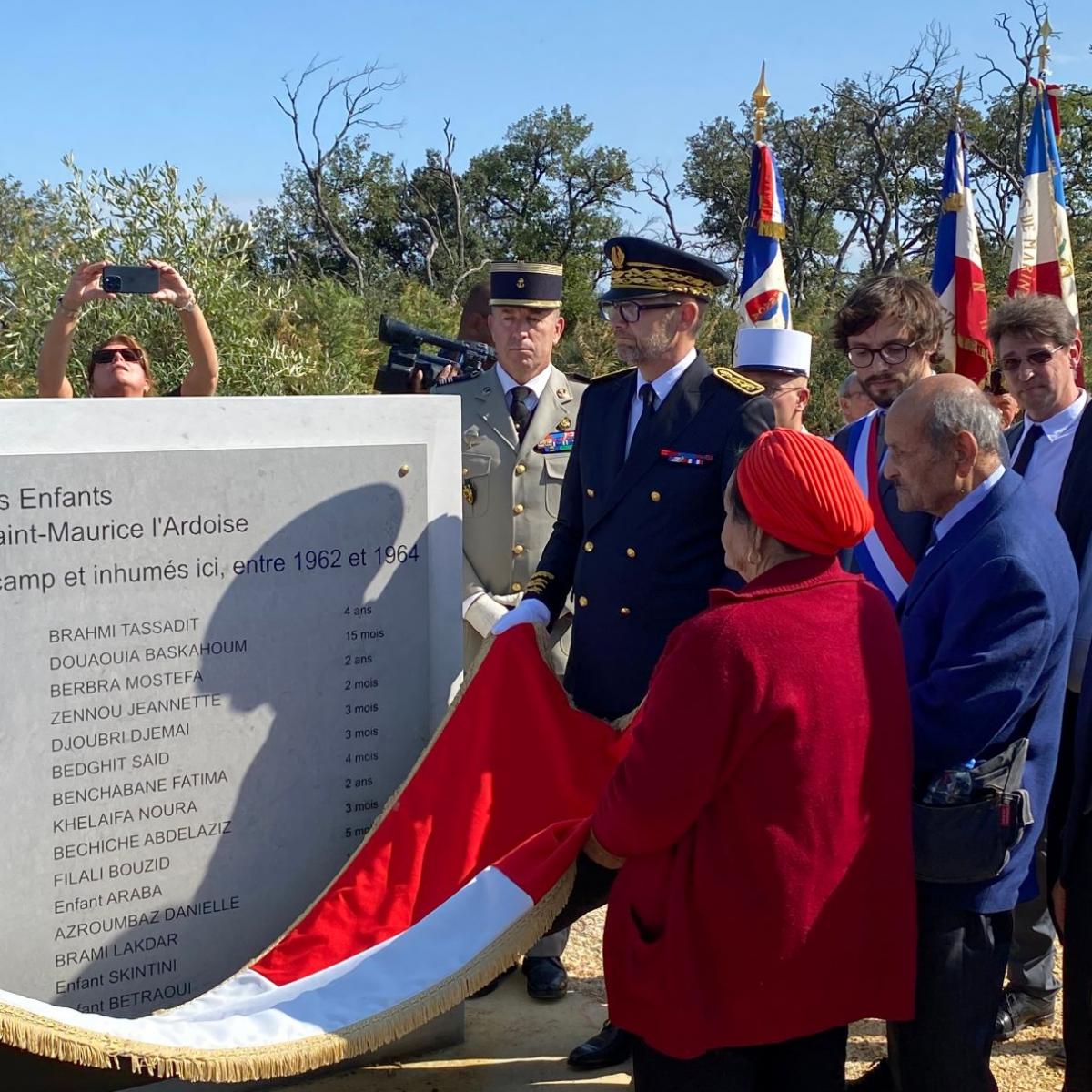 Jérôme Bonet, préfet du Gard dévoile la stèle commémorative du cimetière pour enfants de Saint-Maurice-L'Ardoise