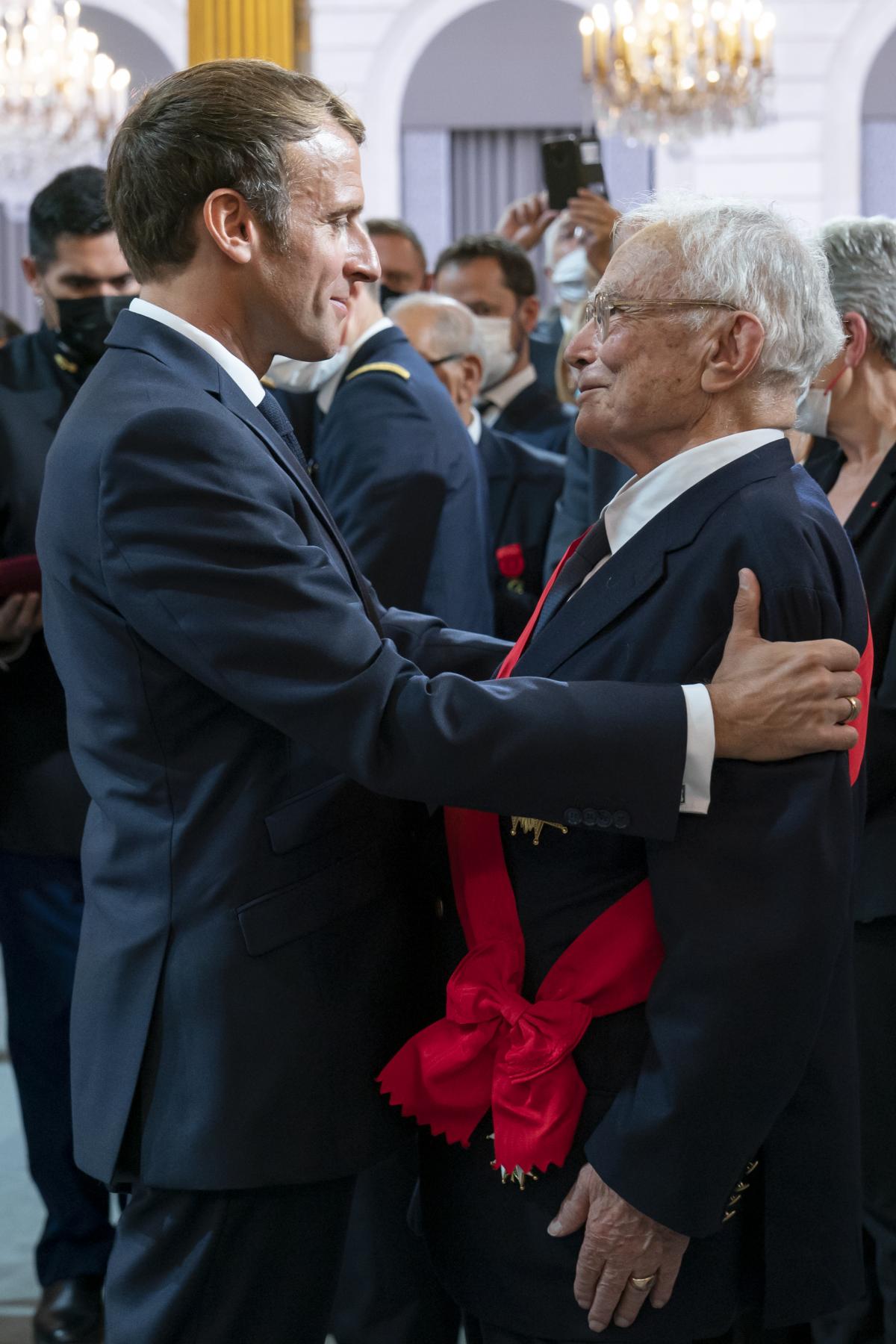 Le 20 septembre 2021, le président Emmanuel Macron remet les insignes de Grand-croix de la Légion d’honneur au général François Meyer Le 20 septembre 2021, le président Emmanuel Macron remet les insignes de Grand-croix de la Légion d’honneur au général François Meyer