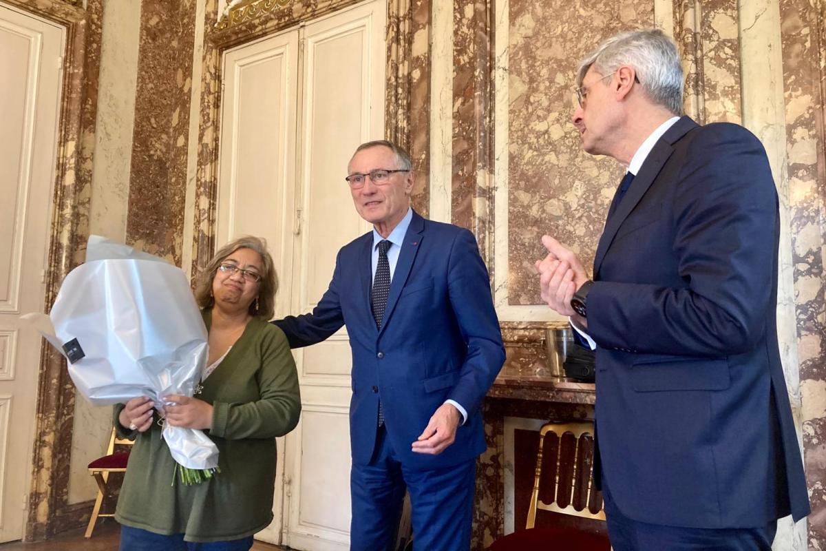 Le président de la CNIH remet un bouquet de fleurs à Saholy à l'occasion de son départ de la Commission @ Charles PERERA