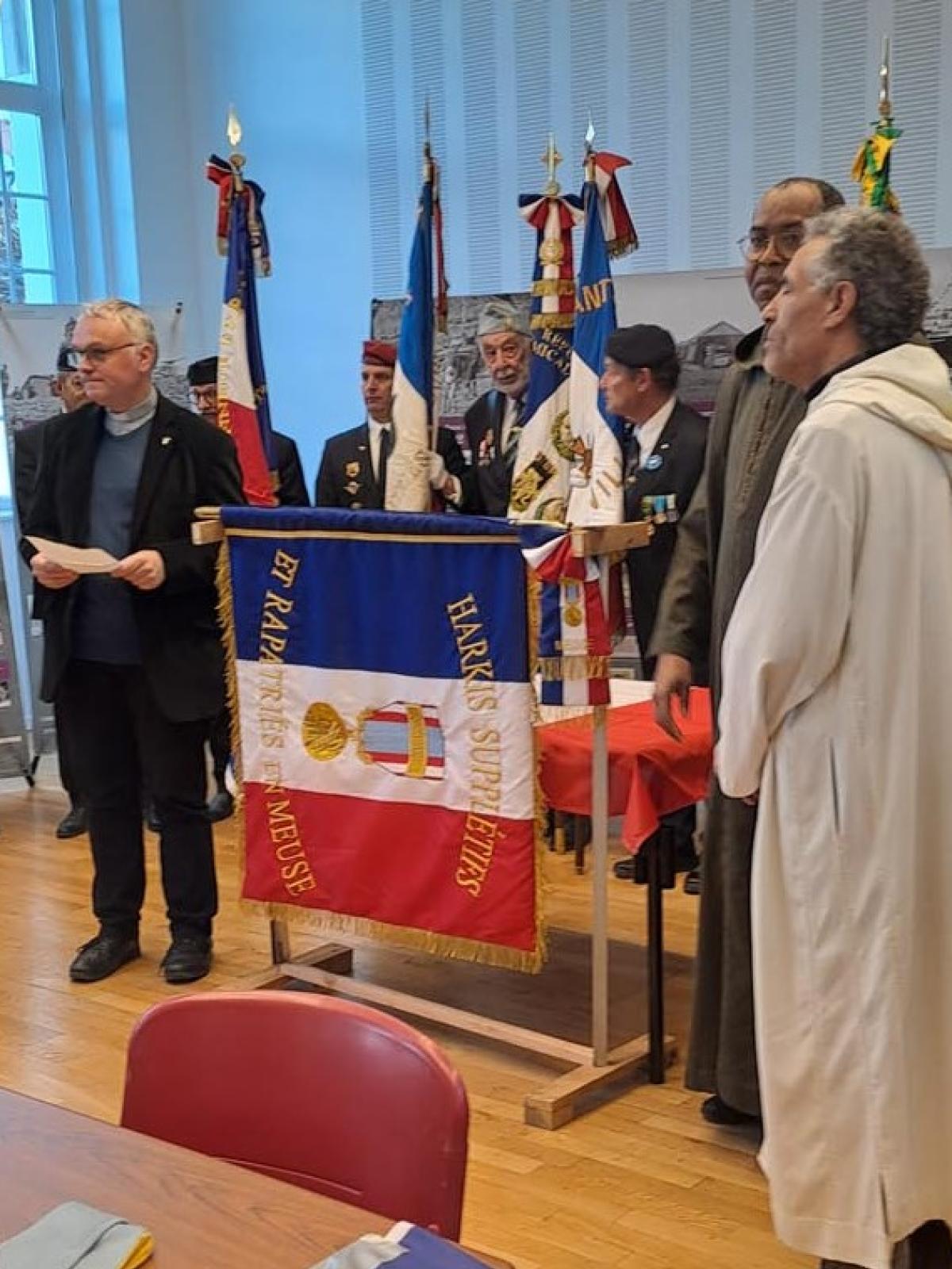 Le nouveau drapeau entouré de l'abbé et des imams @ Carole REMY / L'Est Républicain / AHSRM