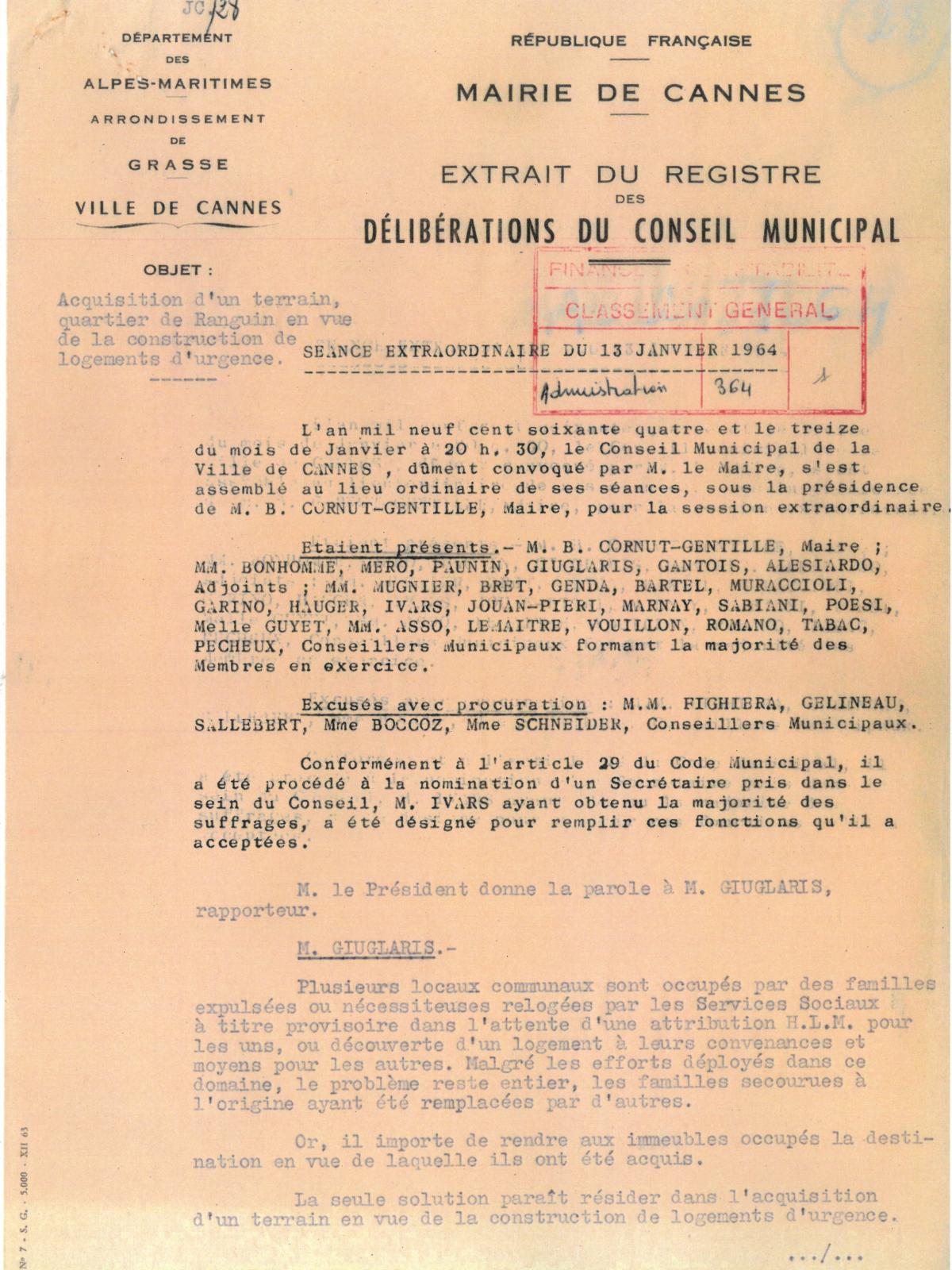 Illustration 1, p. 1 : délibérations du conseil municipal, séance extraordinaire du 13 janvier 1964, acquisition d’un terrain, quartier de Ranguin, en vue de la construction de logements d’urgence (Archives de Cannes, 22W238)