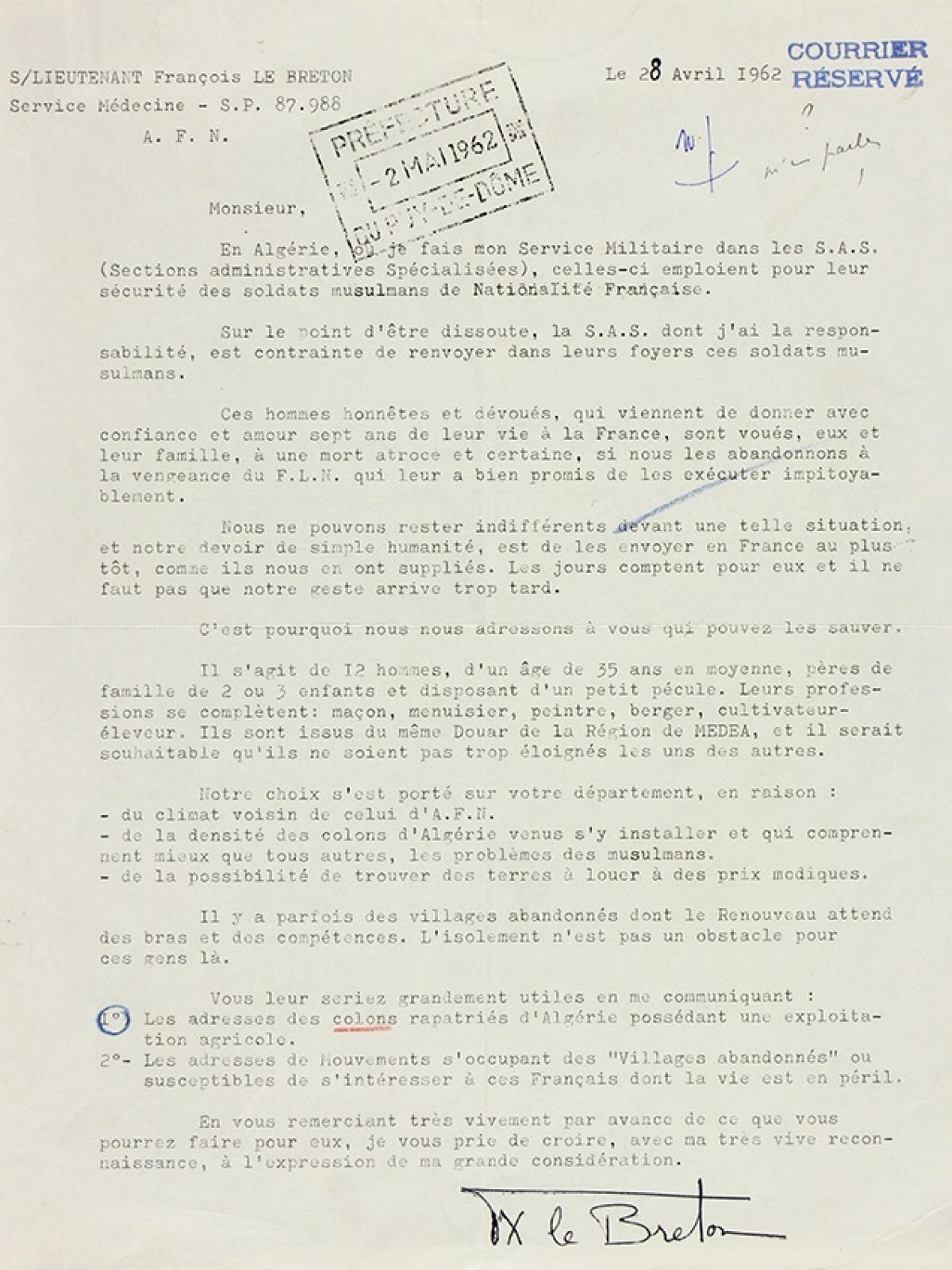 Illustration 11 : lettre du sous-lieutenant Le Breton au préfet du Puy-de-Dôme demandant à ce que soient accueillis dans le département 12 Harkis attachés à une section administrative spécialisée (SAS), 28 avril 1962 (Archives du Puy-de-Dôme, 414W)