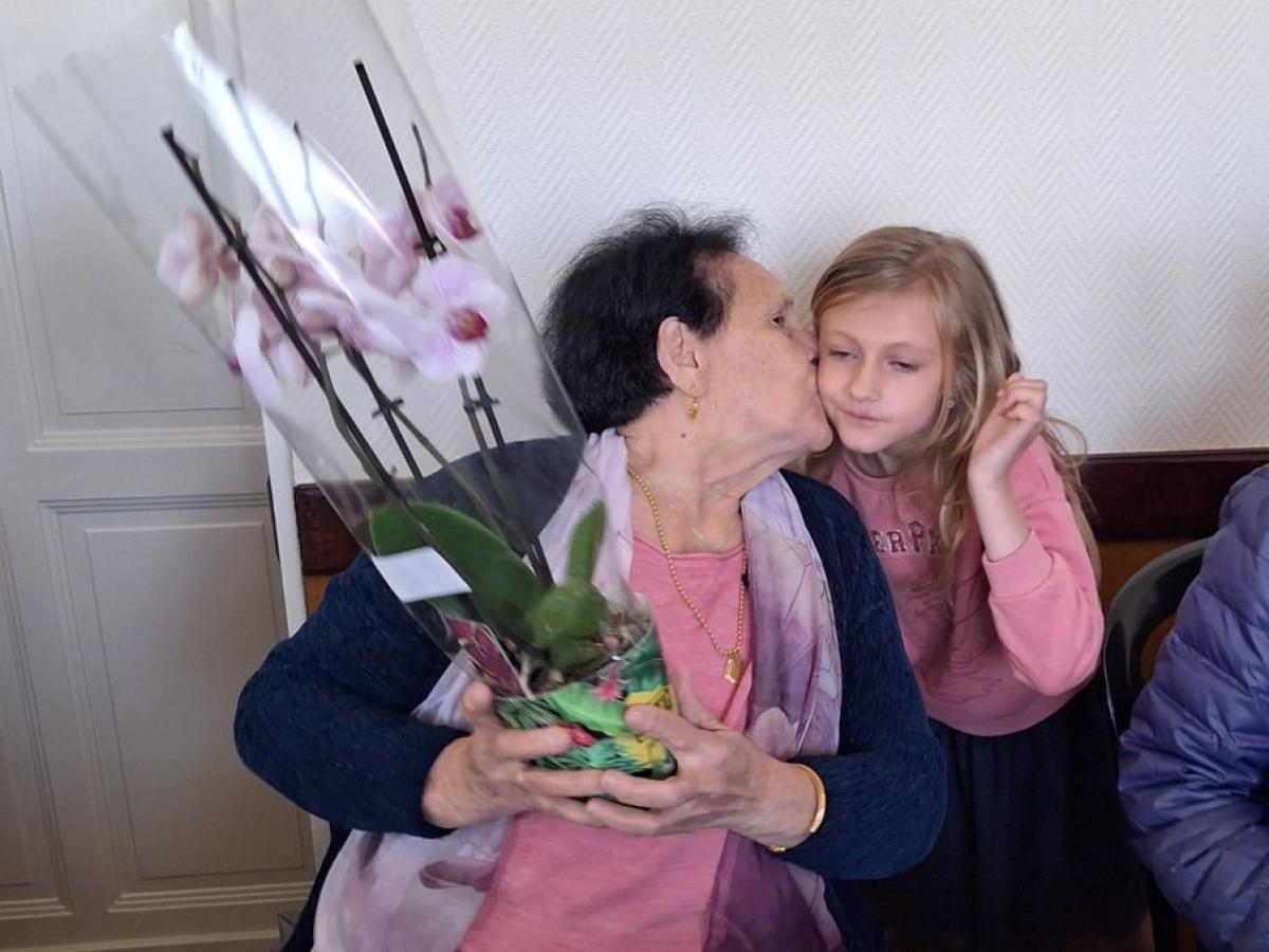 Lors de cette journée, des fleurs ont été remises aux personnes honorées @ Gérard Gente / harkisdordogne.com