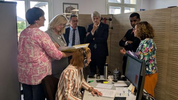 Françoise Dumas, Marie-Christine Verdier-Jouclas et le préfet Marc Del Grande s'entretiennent avec les agents du département reconnaissance et réparation de l’ONaCVG de Caen