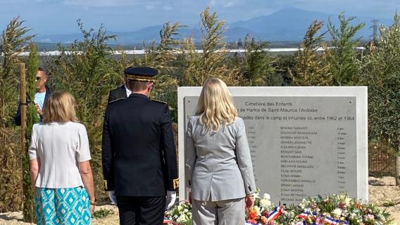 Françoise Dumas, présidente de la CNIH, Marie-Christine Verdier-Jouclas, directrice de l'ONaCVG et Jérôme Bonet, préfet du Gard se recueilent devant la stèle commémorative du cimetière pour enfants de Saint-Maurice-L'Ardoise