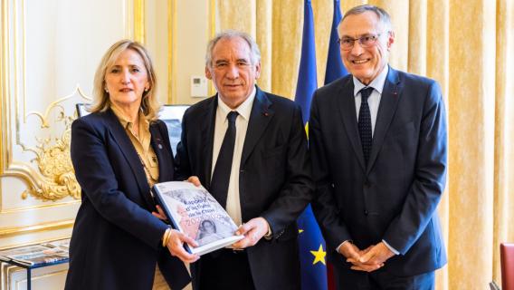 Sur cette photo, de gauche à droite l'on peut voir : Madame Françoise Dumas, député honoraire, ancienne Présidente de la commission de la Défense nationale et des Forces armées, Présidente de la CNIH depuis le 24 mai 2024, Monsieur François Bayrou, Premier ministre, Monsieur Jean-Marie Bockel, ancien ministre, premier président de la Commission Harkis