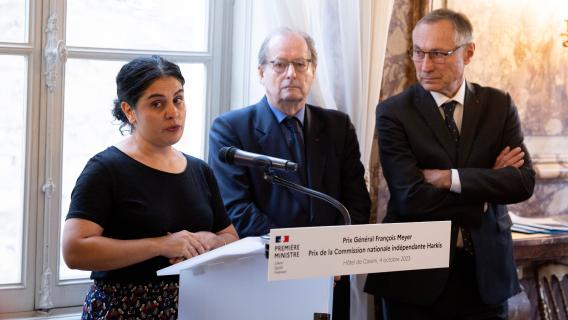 Yamina Benahmed Daho prononçant son discours lors de la remise de son prix général François Meyer