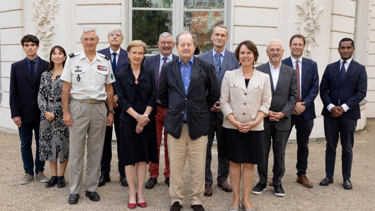 Photographie d'ensemble des membres du jury du prix Gal F. Meyer 2024 et du secrétariat général