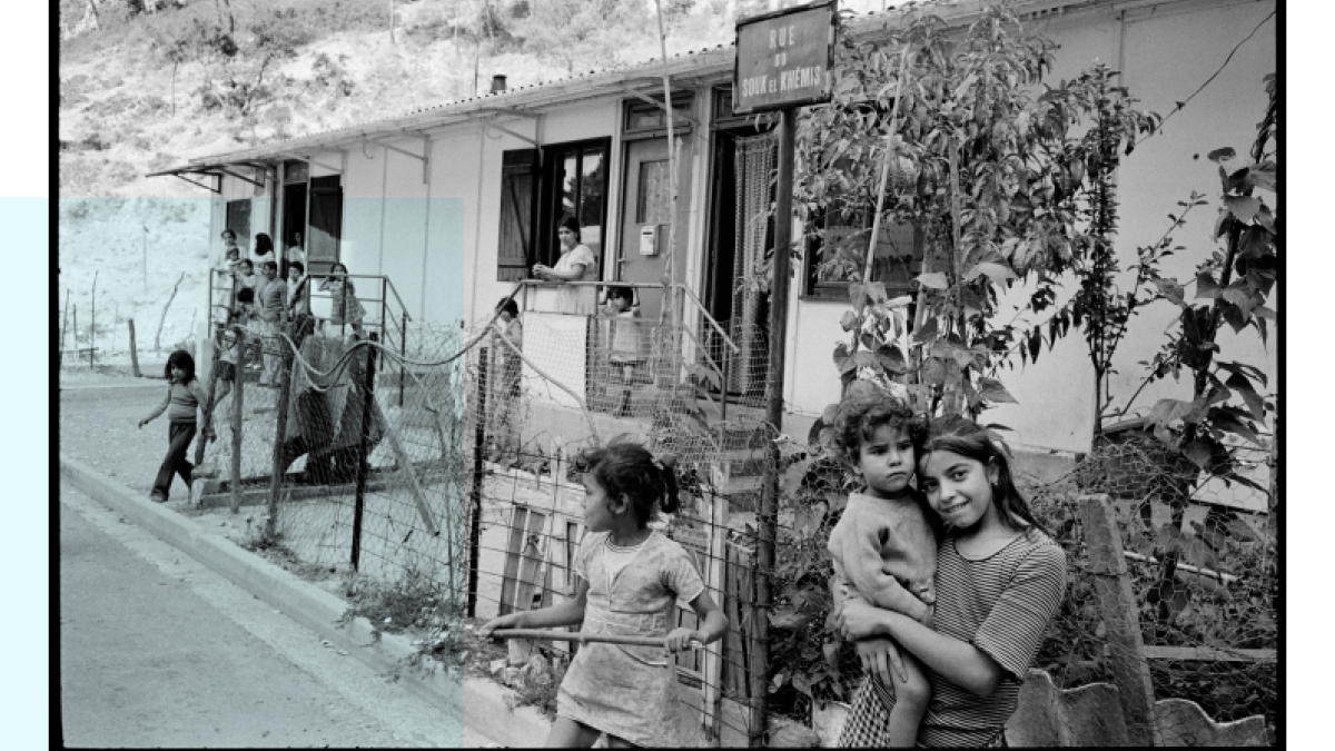 Vue sur des enfants de Harkis jouant dans une rue et devant des maisons à Cucuron : Camp de Harkis (Vaucluse) © Franck Martine / Magnum Photos